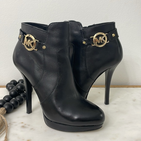 Michael Kors Wyatt Black Leather Ankle Bootie Platform Gold Logo 5" Heel 7 M - Picture 2 of 10